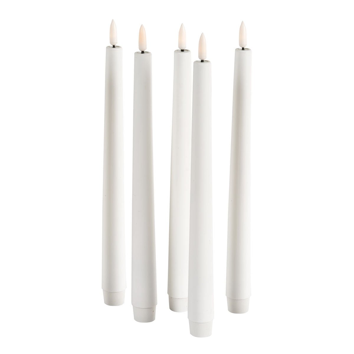 O conjunto de substituição de velas LED em forma de cone da Duni GmbH é uma vela decorativa de alta qualidade com ponta afilada, chama de plástico e base de torção. A vela cônica branca alimentada por bateria fica em pé e é perfeita para uma decoração de casa elegante. Embalagem: 1 peça.