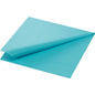 Um guardanapo de papel Duni GmbH Zellt.Serv.33x33 3lg. 1/4 azul menta (pacote, 50 unidades) é dobrado diagonalmente para mostrar os padrões de borda em relevo e a estrutura central lisa.