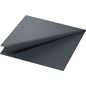 A Zellt.Serv.33x33 3lg. 1/4 schwarz da Duni GmbH é um guardanapo de papel cinza escuro de alta qualidade, dobrado (33x33 cm, 3 camadas) com um padrão de borda geométrica discretamente gravado, disponível em embalagens de 50 unidades.