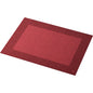 Um elegante conjunto de mesa retangular vermelho, conjunto Bio-Dunicel 30x40 Linnea bordeaux da Duni GmbH, feito de papel com uma textura sutil e uma borda vermelha mais escura, representado em um fundo branco.