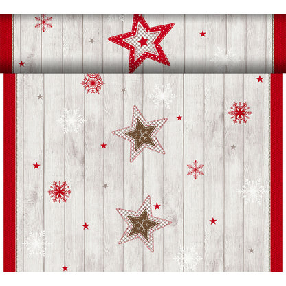Das Dunicel-Tete a Tete 0,4x24m von Duni GmbH zeigt rote, weiße und braune Sterne mit Schneeflocken auf einem hellen Holzgrund mit roter Umrandung - ideal als eleganter Tischläufer für jede festliche Tischdekoration.