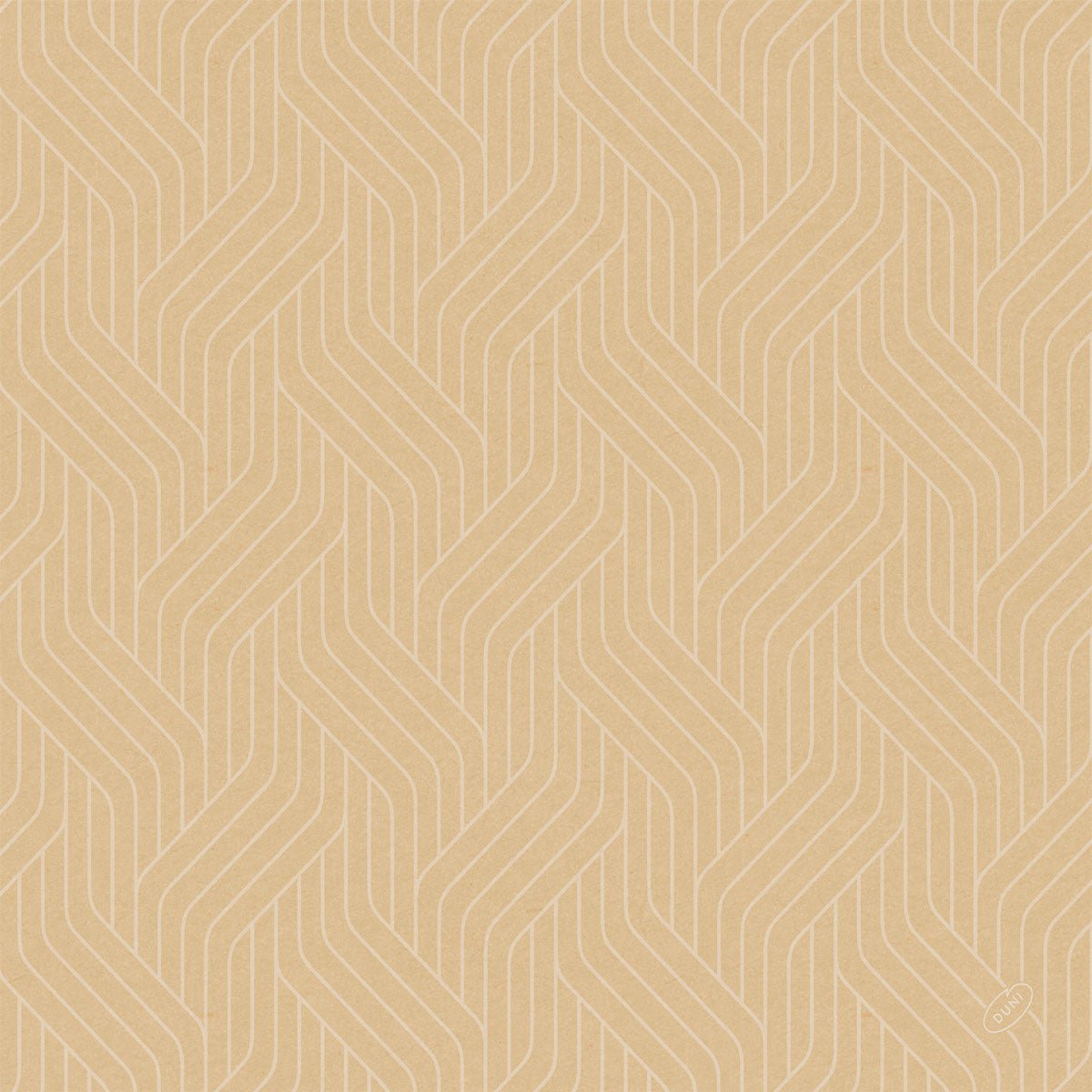 Fundo castanho-claro com linhas chevron brancas entrelaçadas e repetitivas e um pequeno logotipo circular no canto inferior direito, refletindo um design sustentável inspirado no guardanapo Bio-Dunisoft. 40x40cm da Duni GmbH.