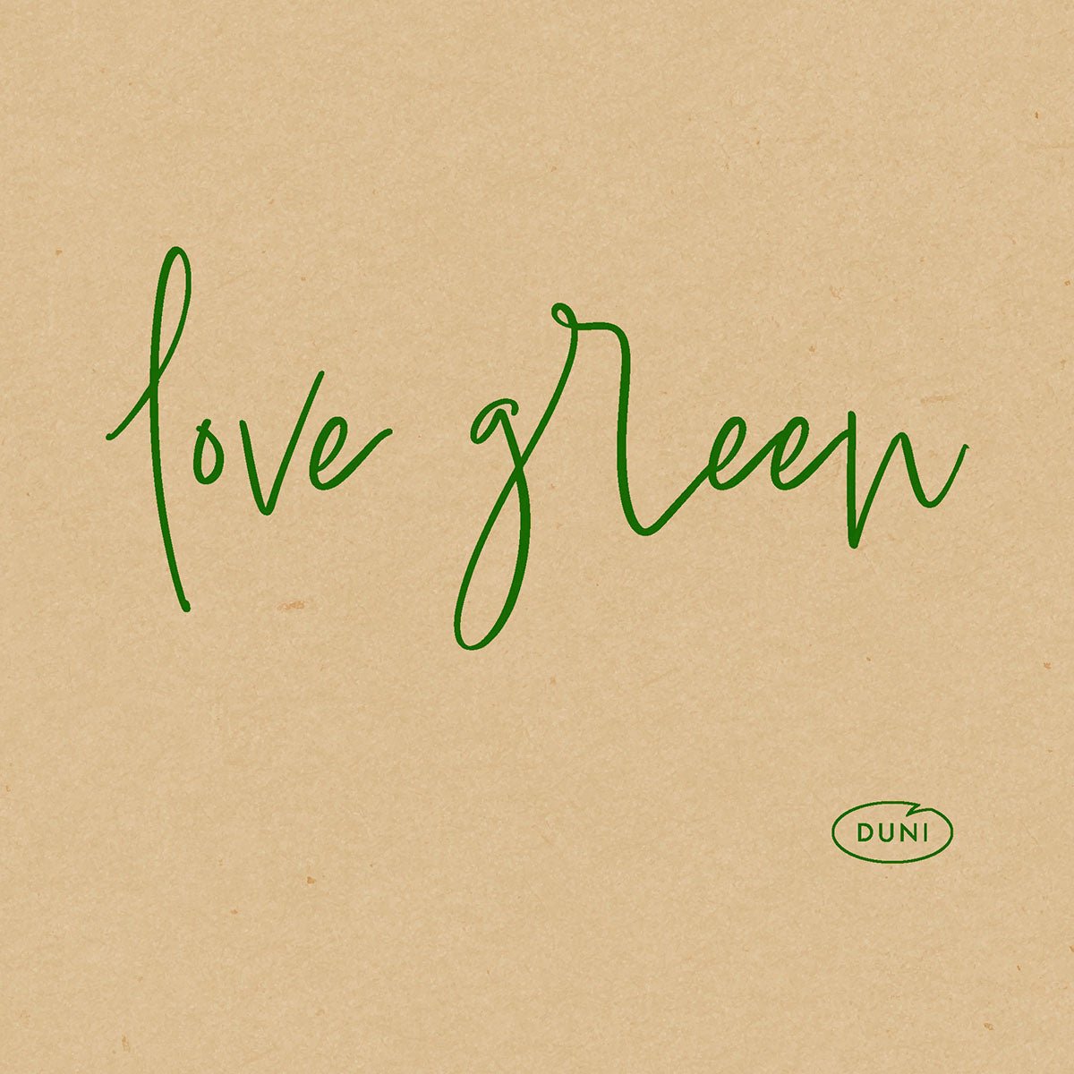 Texto verde em itálico com a inscrição "love green" aparece sobre um fundo de papel castanho. No canto inferior direito há um pequeno logotipo oval verde com "DUNI", destacando o Bio-Dunisoft-Serv. Guardanapos ecológicos 20x20cm da Duni GmbH.
