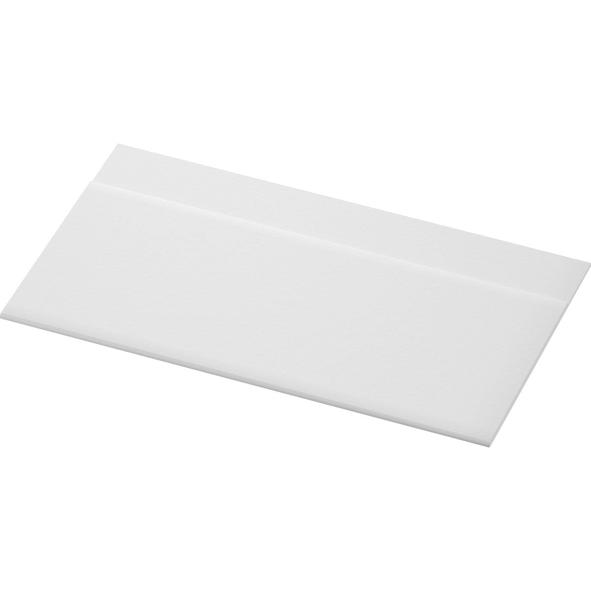 Um simples guardanapo dispensador retangular da Duni GmbH 33x33 2lg é mostrado aberto sobre um fundo branco em um ângulo. O guardanapo tem uma aparência limpa sem texto ou marcas visíveis e se assemelha àqueles usados na gastronomia.