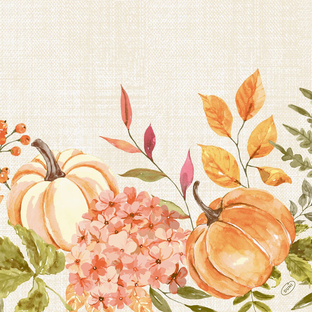 Duas abóboras laranja no design "Spicy Pumpkin" estão entre flores rosa e folhas de outono sobre um fundo bege - este delicado motivo em aquarela valoriza os guardanapos Duni GmbH 40x40 4 camadas Clássico Spicy Pumpkin (embalagem de 50 unidades).