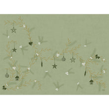 Os conjuntos Bio-Dunicel 30x40 Noel pistache da Duni GmbH apresentam ramos decorativos com ornamentos, estrelas, corações, casas de pássaros e bagas brancas sobre um fundo verde coberto - perfeito para uma mesa elegante e sustentável. Embalagem (100 unidades).