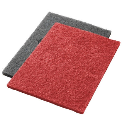 Dois Twister Pads da Diversey Deutschland GmbH & Co. OHG, vermelho e cinza, estão deitados planos e parcialmente sobrepostos em um fundo branco – pads ideais para esfregar e limpeza profunda.