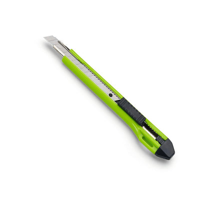 Uma faca de segmento retrátil verde Nölle Profi Brush Abbrechmesser Metallführung da Nölle Profi Brush Bürsten- & Pinseltechnik e.K. com lâmina prateada retrátil, deslizador preto e guia de metal está sobre um fundo branco.