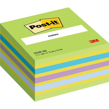 Uma pilha de blocos de notas Post-it® da 3M Deutschland GmbH, 76 mm x 76 mm, 450 folhas/bloco, com folhas alternadas em azul, amarelo, lilás e verde. A folha superior exibe o adesivo da marca Post-it amarelo com o logotipo vermelho da 3M.