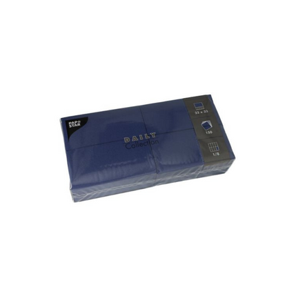 Na imagem está um pacote de guardanapos de papel azuis da "DAILY Collection" da PAPSTAR GmbH. A embalagem é perfeita para decoração de mesa e está marcada com símbolos que indicam as medidas (32 x 32 cm), a quantidade (150 peças) e o tipo de dobra (1/8). Desfrute dos guardanapos da marca comprovada PAPSTAR GmbH.