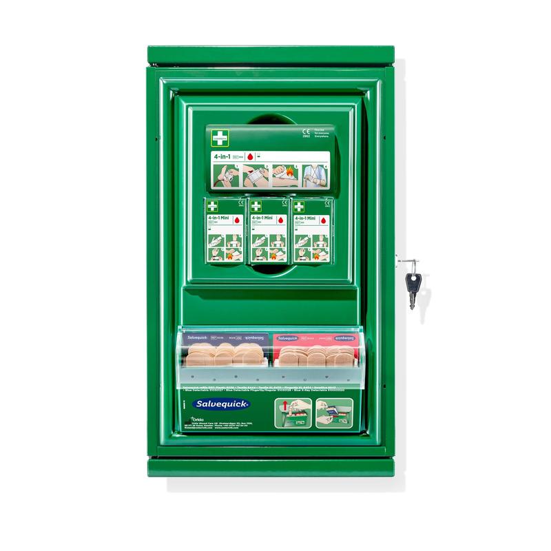 Um armário de primeiros socorros Cederroth Mini (metal) de parede verde da Orkla Wound Care AB, com instruções de uso na frente, fechadura com chave e compartimento de metal transparente que contém várias bandagens adesivas. Tamanho: L 260 x A 440 x P 170mm.