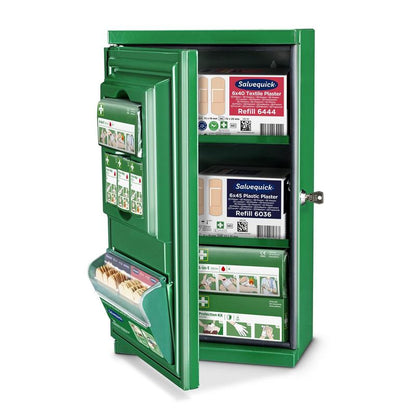 O armário de primeiros socorros verde Cederroth Mini (metal) da Orkla Wound Care AB (L 260 x A 440 x P 170mm) é mostrado aberto, com uma chave na fechadura e pacotes de curativos, adesivos e materiais de primeiros socorros organizados nas suas prateleiras.