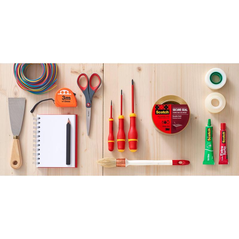 Uma variedade de ferramentas e utensílios, incluindo fita adesiva de embalagem Scotch® (50 mm x 50 m) da 3M Deutschland GmbH, estão organizados junto com um bloco de notas, uma fita métrica, uma tesoura, uma espátula, uma chave de fenda e outros itens em uma superfície de madeira.