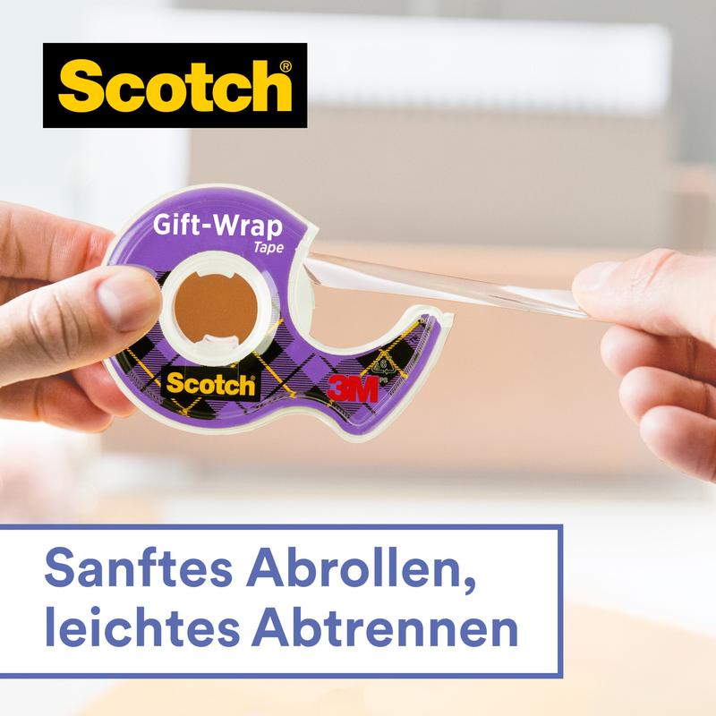 Uma mão puxa uma tira de fita adesiva de cetim para embrulho de presente Scotch®, recarga (1 rolo, 19 mm x 25 m) da 3M Deutschland GmbH de um dispensador roxo; no rótulo está escrito "Desenrolar suave, fácil de destacar". Ideal para embrulhar presentes.