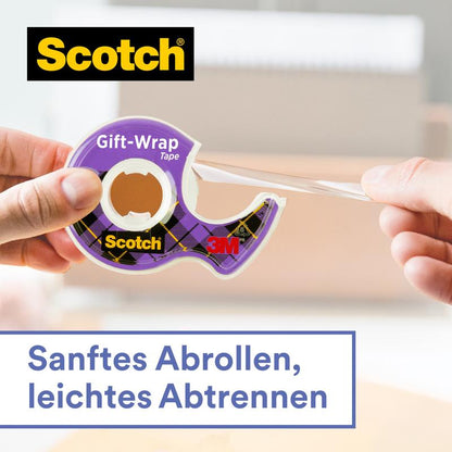 Uma mão puxa uma tira de fita adesiva de cetim para embrulho de presente Scotch®, recarga (1 rolo, 19 mm x 25 m) da 3M Deutschland GmbH de um dispensador roxo; no rótulo está escrito "Desenrolar suave, fácil de destacar". Ideal para embrulhar presentes.