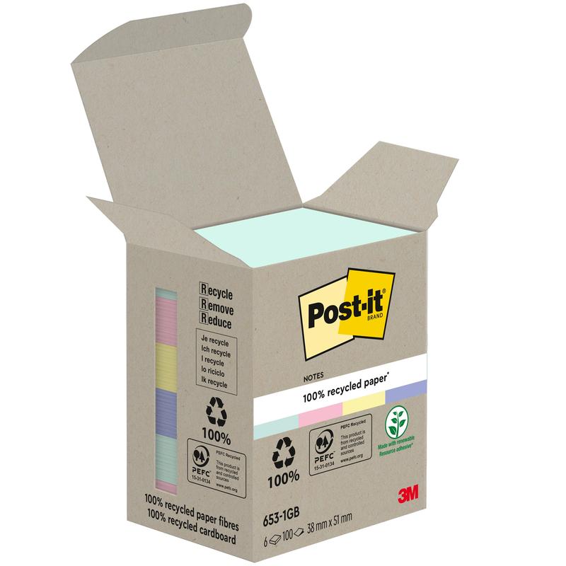 Uma caixa aberta de Post-it® Recycling Notes (38 mm x 51 mm, 100 folhas/bloco, 100% PEFC) da 3M Deutschland GmbH mostra vários blocos em tons pastel e está decorada com símbolos de reciclagem e a marca 3M.