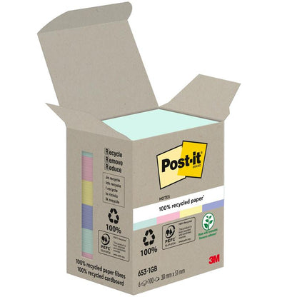 Uma caixa aberta de Post-it® Recycling Notes (38 mm x 51 mm, 100 folhas/bloco, 100% PEFC) da 3M Deutschland GmbH mostra vários blocos em tons pastel e está decorada com símbolos de reciclagem e a marca 3M.