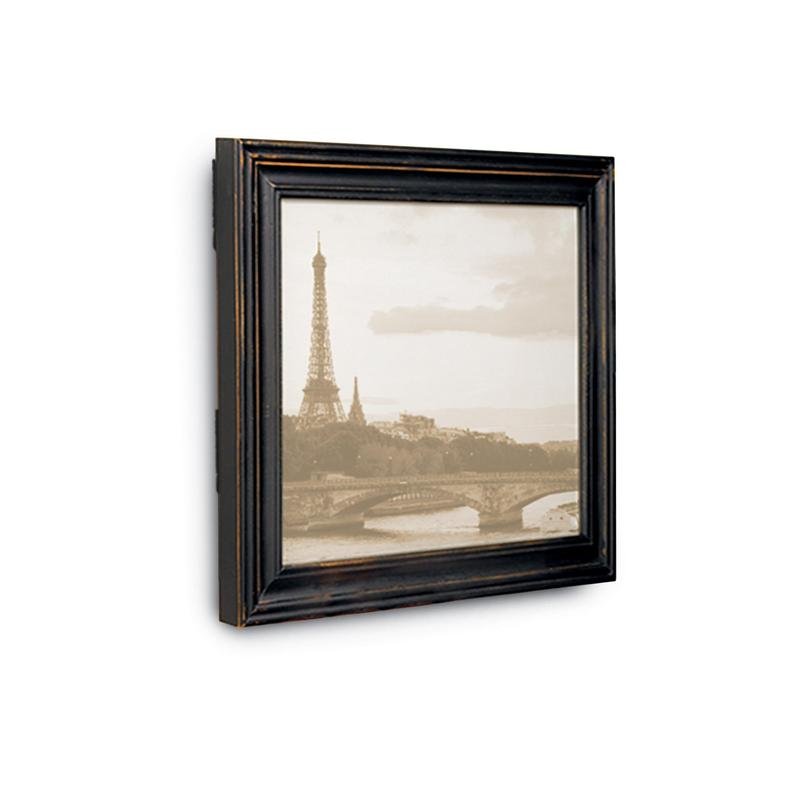 Uma foto em preto e branco emoldurada da Torre Eiffel com ponte e rio pode ser facilmente fixada na parede com as tiras de montagem de quadros Command™ pretas de tamanho médio M 17201BLK da 3M Deutschland GmbH - sem necessidade de pregos.