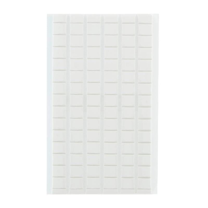 Uma folha retangular de Scotch-FIX™ Almofadas Adesivas Removíveis 301008C36-P (11 mm x 15 mm, 36 unidades/pacote) da 3M Deutschland GmbH mostra várias linhas e colunas de almofadas adesivas brancas, fortemente aderentes e removíveis sobre um fundo branco.