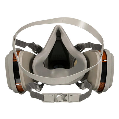 A máscara de proteção respiratória 3M™ 6002KIT-1 da 3M Deutschland GmbH com tiras ajustáveis para a cabeça e filtros substituíveis A2P2 para vapores orgânicos (1x6200, 2x6055, 2x5925, 2x501) é mostrada de frente em fundo branco.