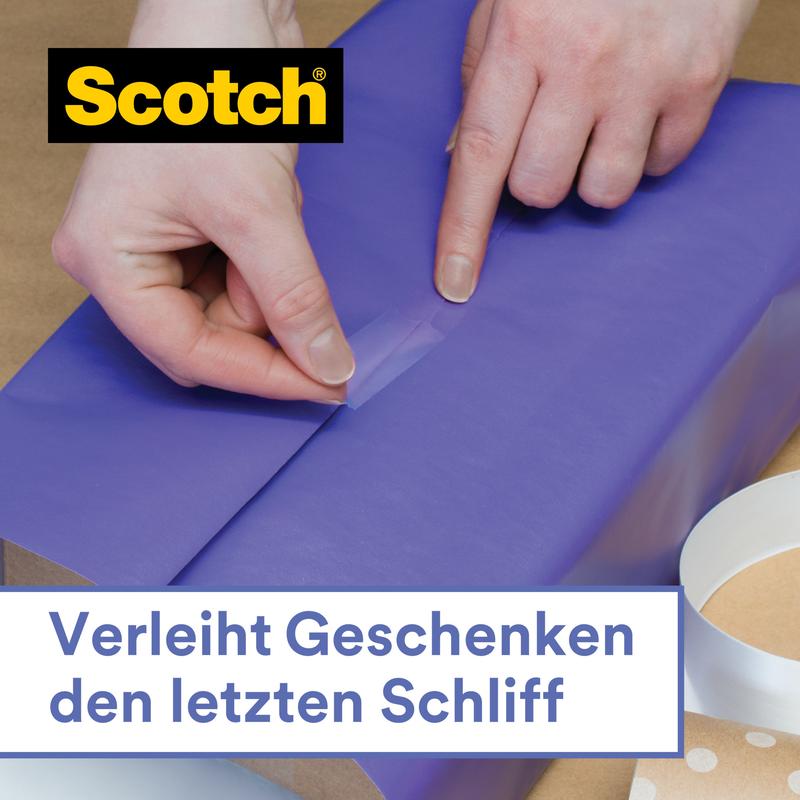 Alguém fecha papel de presente roxo com fita adesiva de cetim para embrulho de presente Scotch® (1 rolo, 19 mm x 25 m) da 3M Deutschland GmbH. No canto superior esquerdo aparece o logotipo da Scotch, abaixo está escrito: "Dá o toque final aos presentes.