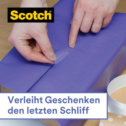 Alguém fecha papel de presente roxo com fita adesiva de cetim para embrulho de presente Scotch® (1 rolo, 19 mm x 25 m) da 3M Deutschland GmbH. No canto superior esquerdo aparece o logotipo da Scotch, abaixo está escrito: "Dá o toque final aos presentes.