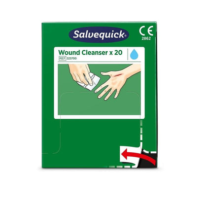 Uma caixa verde de Salvequick savett wundreiniger (0,9% naci, esteril) da Orkla Wound Care AB, embalagem com 20 unidades. A frente mostra outra limpeza de mãos com um pano, um símbolo de gota de água e o número de referência 323700.