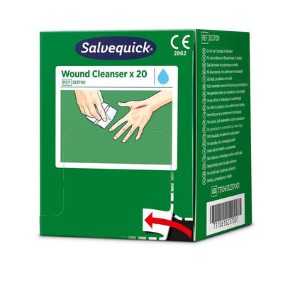 Uma caixa verde com Salvequick savett wundreiniger (0,9% NaCl, esteril) 20 unidades da Orkla Wound Care AB, com uma ilustração de mãos limpando uma ferida, e detalhes do produto e código de barras visíveis na embalagem.