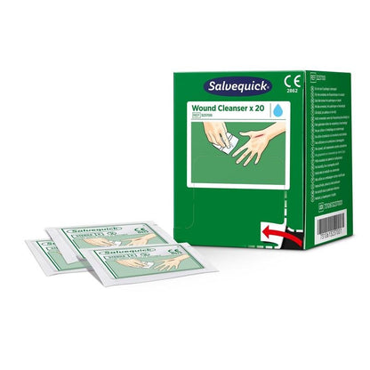 Uma caixa verde com a inscrição "Salvequick savett wundreiniger (0,9% naci, esteril) 20 unidades" da Orkla Wound Care AB está em pé com uma ilustração de mãos usando um pano de limpeza. À frente estão ilustrados dois pacotes individuais de limpadores de feridas.
