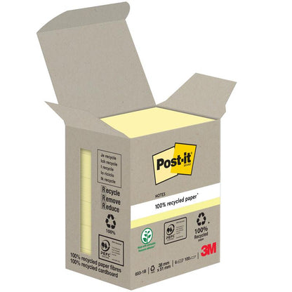 Uma caixa aberta de Post-it® Recycling Notes, 38 mm x 51 mm, 100 folhas por bloco, feita de papel 100% certificado PEFC da 3M Deutschland GmbH, mostra notas amarelas com logotipos de reciclagem e o logotipo da 3M na embalagem.