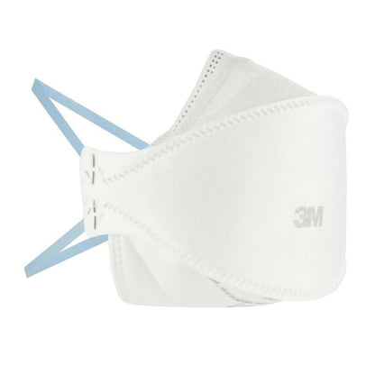 Uma máscara de partículas confortável 3M™ Aura™ 9320+ FFP2, sem válvula, da 3M Deutschland GmbH é vista de perfil sobre um fundo branco. A máscara branca com alças azuis mostra costuras visíveis e é projetada para aplicações de proteção.