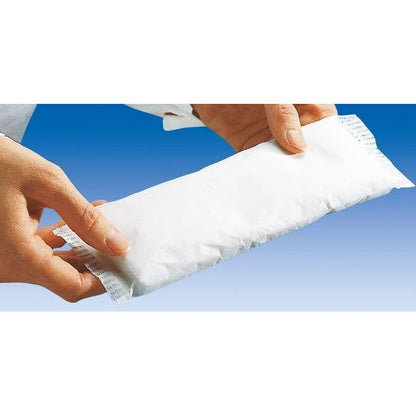 Mãos abrem um envelope acolchoado branco e fechado, em um fundo azul, com fraldas de flocos Hartmann Strampelpeter® - 56 unidades da Paul Hartmann AG dentro.