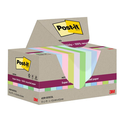Uma caixa de Post-it® Super Sticky 100% Notas de Reciclagem (47,6 x 47,6 mm, 70 folhas por bloco, 100% PEFC) da 3M Deutschland GmbH, com notas em tons pastel parcialmente puxadas, exibindo os logotipos da marca.