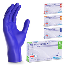 Eine erhobene rechte Hand trägt einen violett-blauen Nitrilhandschuh ARNOMED NITRIL XTRA PURE der ARNOWA GmbH. Abgebildet sind fünf Schachteln dieser hautfreundlichen, beschleunigerfreien Einmalhandschuhe, wobei die grüne (M) Schachtel im Vordergrund steht.