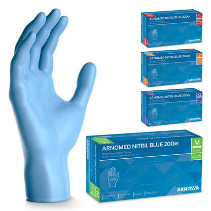 Uma grande luva de nitrilo azul está em pé ao lado de quatro caixas de luvas de nitrilo ARNOWA GmbH ARNOMED NITRIL BLUE 200er, disponíveis nos tamanhos S, M, L e XL, cada uma com etiquetas de tamanho codificadas por cor.
