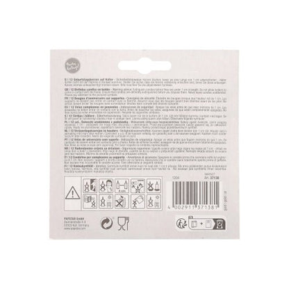 Parte de trás da embalagem de varejo das 12 velas de aniversário de 6 cm com suporte da PAPSTAR GmbH, com instruções de segurança e avisos em várias línguas, símbolos de segurança, código de barras, símbolos de reciclagem e uma aba de suspensão na parte superior.