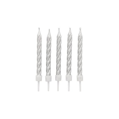 Doze PAPSTAR velas de aniversário de 6 cm com suporte da PAPSTAR GmbH estão dispostas em fila diante de um fundo branco simples.