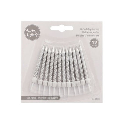 A imagem mostra um pacote de 12 PAPSTAR velas de aniversário (6 cm) com suportes da PAPSTAR GmbH em uma bandeja de plástico, rotulada em várias línguas, diante de um fundo cinza claro.