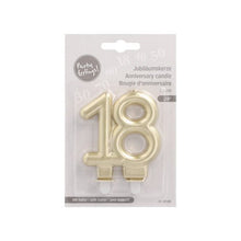 As PAPSTAR velas de aniversário com suporte 7 cm "dourado" de PAPSTAR GmbH são velas douradas com o número 18 em embalagem transparente com texto em alemão, inglês e francês - ideal como velas de aniversário ou velas com suporte para festas.
