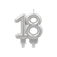 A PAPSTAR GmbH velas de aniversário com suporte 7 cm "prata" é uma vela de aniversário prateada em forma de número com dois suportes - ideal para festas de aniversário inesquecíveis.