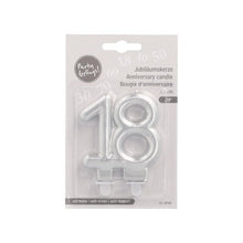 A PAPSTAR GmbH velas de aniversário com suporte, 7 cm "prata", é uma vela numérica prateada em embalagem multilíngue, ideal para aniversários ou celebrações, e inclui um suporte para fácil utilização em festas.