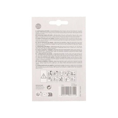 Die Rückseite der PAPSTAR Jubiläumskerzen mit Halter 7 cm "silber" von PAPSTAR GmbH zeigt mehrsprachige Hinweise, Sicherheits- und Recyclingsymbole am unteren Rand und einen Barcode unten rechts.