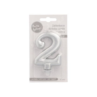 Die PAPSTAR GmbH Zahlenkerze mit Halter, 7 cm, silber, kommt in klarer Kunststoffverpackung mit weißer Kartonrückseite und mehrsprachigem Text. Am Kerzenfuß befindet sich ein kleiner Halter.