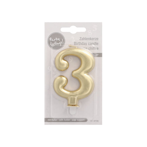 Die PAPSTAR GmbH Zahlenkerze mit Halter 7 cm "gold" ist eine stilvolle Geburtstagskerze in Form der Zahl 3, ideal zur Tortendekoration. Sie kommt in einer Klarsichtverpackung mit mehrsprachigem Text "Geburtstagskerze" und weißem Kartonrücken.