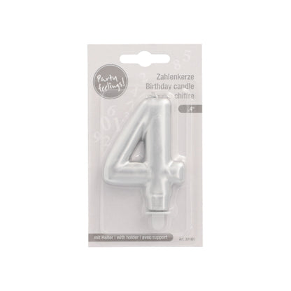 Die PAPSTAR GmbH Zahlenkerze mit Halter 7 cm "silber" ist in klarer Kunststoffverpackung mit weißem Hintergrund verpackt, die Texte auf Deutsch, Französisch und Englisch zeigt.