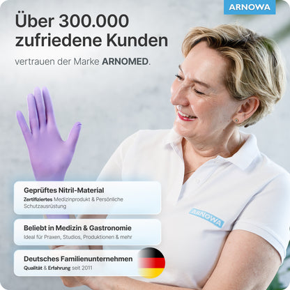 Eine lächelnde Frau in weißem Hemd und ARNOMED NITRIL LAVENDER VIOLET Einmalhandschuhen von ARNOWA GmbH steht neben einem Text über zufriedene Kunden, zertifizierte puderfreie medizinische Handschuhe, Einsatz in Medizin & Gastronomie und deutsche Unternehmensqualität.