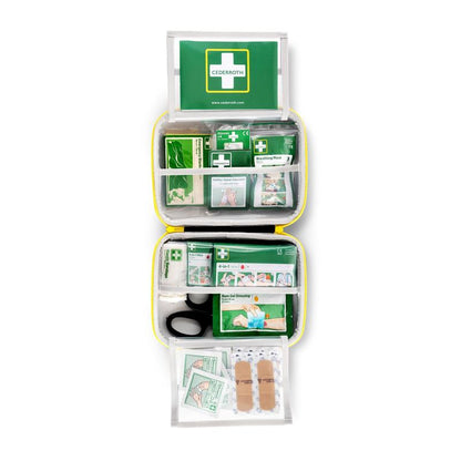 O kit de primeiros socorros MEDIUM da Orkla Wound Care AB oferece em um estojo macio e compacto compartimentos rotulados com ligaduras, máscara de ventilação, tesoura, limpador de feridas, gel para queimaduras e pensos - organizados de forma clara.