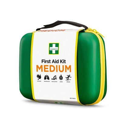 Um compacto kit de primeiros socorros MEDIUM da Orkla Wound Care AB em verde-amarelo, com símbolos para feridas, respiração, circulação, queimaduras e entorses - perfeito como equipamento de emergência rápido.