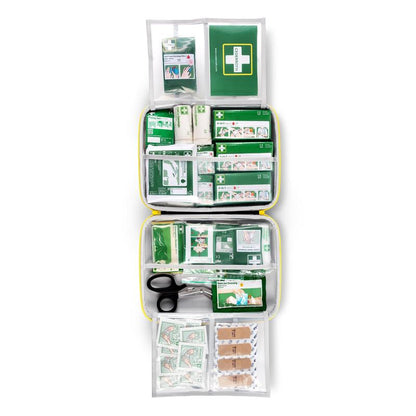 O kit de primeiros socorros GROSS da Orkla Wound Care AB (1 unidade) contém compartimentos rotulados com ataduras, gaze, fitas adesivas, tesouras, toalhetes antissépticos, luvas, compressas e um folheto de primeiros socorros para emergências.