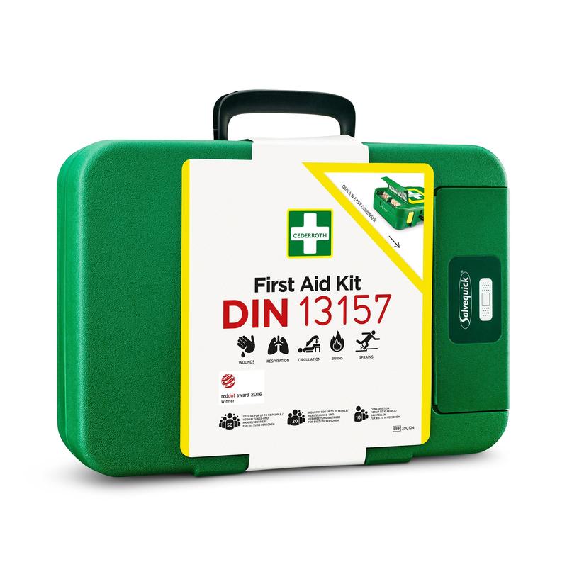 A caixa de primeiros socorros verde DIN | A embalagem (1 peça) de plástico da Orkla Wound Care AB tem um rótulo branco com a inscrição "First Aid Kit DIN 13157", símbolos icônicos e é um equipamento de emergência indispensável.
